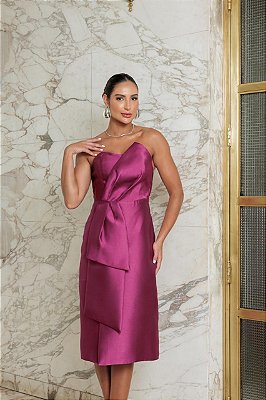 VESTIDO MIDI TOMARA QUE CAIA ESTRUTURADO EM CETIM ACETINADO COM LAÇO FRONTAL FUCSIA