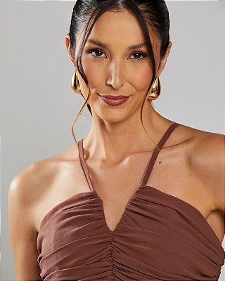 VESTIDO LONGO  ALCINHA E DECOTE V COM DETALHE  DRAPEADO E SAIA PLISSADA  MARROM