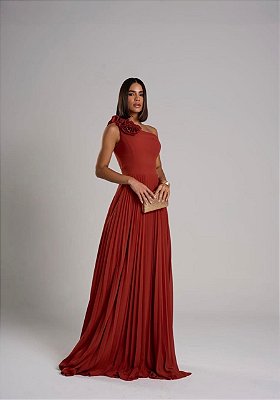 VESTIDO LONGO PLISSADO UM OMBRO SÓ APLICAÇÃO FLORAL EM RELEVO TERRACOTA