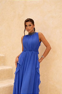 VESTIDO LONGO GOLA ALTA COM BORDADO DETALHE BABADO VERTICAL DOS LADOS AZUL CADETE