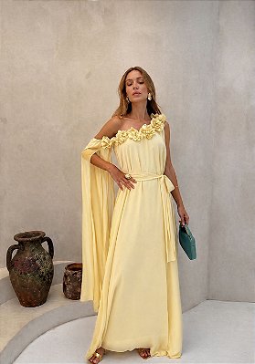 VESTIDO LONGO CHIFFON DECOTE REDONDO DETALHE FLORES UMA MANGA CAPA AMARELO MANTEIGA