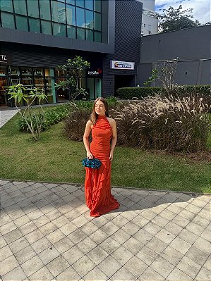VESTIDO LONGO CHIFON GOLA ALTA DRAPEADO COM CAMADAS VERTICAIS TERRA COTA