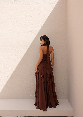 VESTIDO LONGO CHIFON GOLA ALTA DRAPEADO COM CAMADAS VERTICAIS MARRON