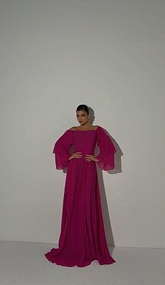 VESTIDO LONGO CHIFON OMBRO A OMBRO COM BABADO NA MANGA COMPRIMENTO PLISSADO FUCSIA