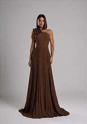 VESTIDO LONGO PLISSADO UM OMBRO SÓ APLICAÇÃO FLORAL EM RELEVO MARROM
