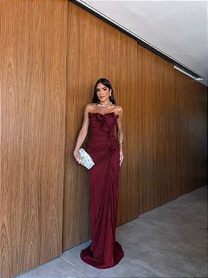 VESTIDO LONGO CREPE DE SEDA DECOTE CÔNCAVO DETALHE BABADO PLISSADO VERTICAL MARSALA