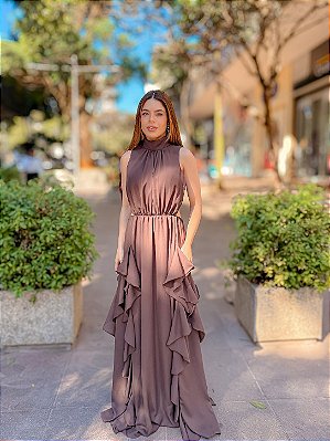 VESTIDO LONGO CHIFON GOLA ALTA CAMADAS VERTICAIS COSTA NUA MARROM