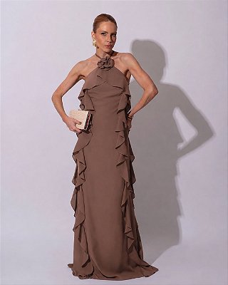 VESTIDO LONGO CREPE DE SEDA AMARRAÇÃO GOLA BUSTO E COMPRIMENTO C/ DETALHE BABADOS MOCHA MOUSSE