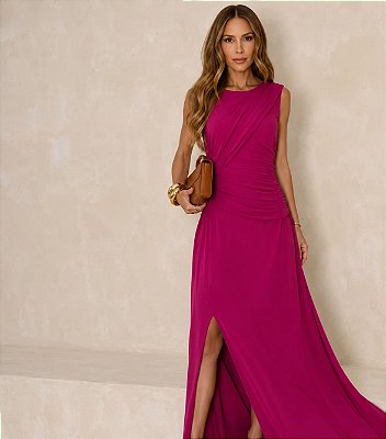 VESTIDO LONGO CREPE DE SEDA DECOTE ARREDONDADO DETALHE DRAPEADO BUSTO FENDA FRONTAL FUCSIA