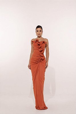 VESTIDO LONGO CREPE DE SEDA DECOTE CÔNCAVO DETALHE BABADO PLISSADO VERTICAL TERRACOTA