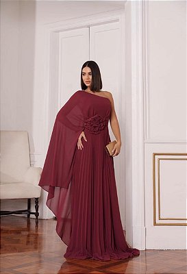 VESTIDO LONGO CHIFFON ALÇA FINA UM OMBRO SÓ C/ CAPA E FLOR REMOVÍVEL SAIA PLISSADA MARSALA