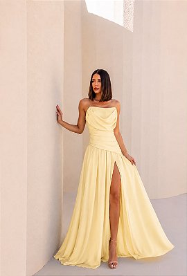VESTIDO LONGO CHIFFON SEM ALÇA BUSTO CORSET C/ DECOTE CANOA DETALHE DRAPEADO CINTURA AMARELO