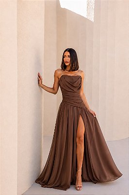 VESTIDO LONGO CHIFFON SEM ALÇA BUSTO CORSET C/ DECOTE CANOA DETALHE DRAPEADO CINTURA MARROM