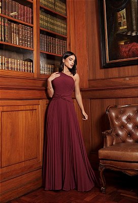 VESTIDO LONGO CHIFFON OMBRO SÓ BUSTO DRAPEADO C/ DETALHE CINTURA SAIA PLISSADA MARSALA