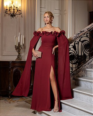 VESTIDO LONGO CREPE DE SEDA OMBRO A OMBRO DETALHE BABADOS MANGAS NO ESTILO CAPA MARSALA