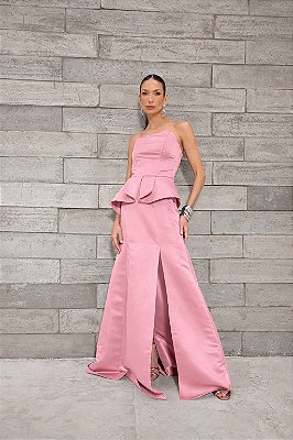 VESTIDO LONGO CETIM BUSTO CORSET DETALHE PEPLUM NA CINTURA FENDA FRENTE ROSA BEBÊ