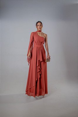 VESTIDO LONGO CHIFFON UM OMBRO SÓ MANGA LONGA CAPA PALA CINTURA DETALHE CASCATA FRENTE TERRACOTA