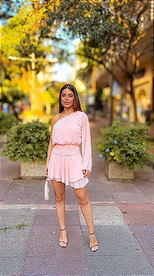 VESTIDO CURTO CHIFON ESTILO MACAQUINHO UM OMBRO SÓ MANGA LONGA ROSA BEBÊ