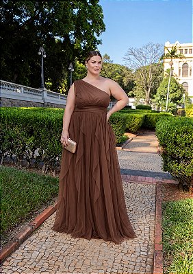 VESTIDO LONGO MICROTULE UM OMBRO SÓ PALA CINTURA SAIA EM CAMADAS VERTICAIS MARROM