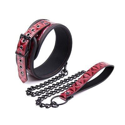 Coleira Premium com Acabamento Brilhante em Alto Relevo, Forro Interno e Guia com Corrente de Metal e Alça