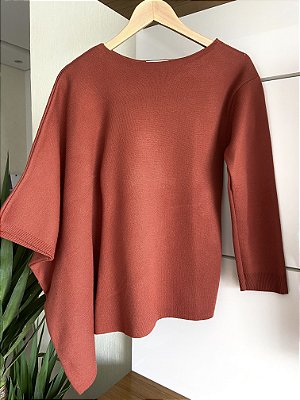 BLUSA ASSIMÉTRICA EM TRICOT