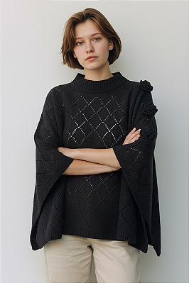 PONCHO COM FLORES EM TRICOT