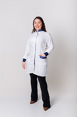 Jaleco branco com detalhes poá azul