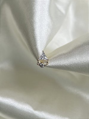 Labret triângulo com pingente PVD GOLD - Titânio