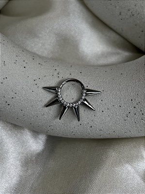 Argola segmento com zirconia frontal com spike