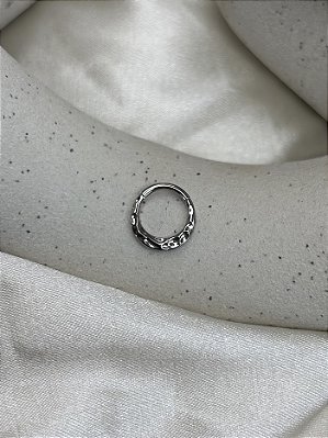 Argola martelada frontal - Titânio