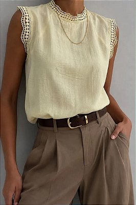 Blusa detalhe em renda nas mangas e gola