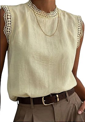 Blusa detalhe em renda nas mangas e gola