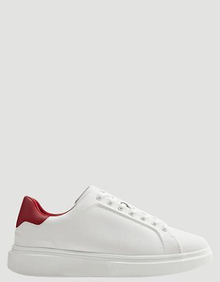Sneaker Básico Branco Detalhes em Vermelho