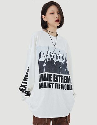 Camiseta Longsleeve Oversized Against the World Branca