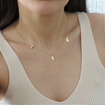 Colar gotas penduradas