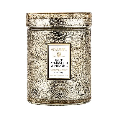 Mini Vela Voluspa Pote Vidro 50h Relevo Gilt Pomander e Hinoki