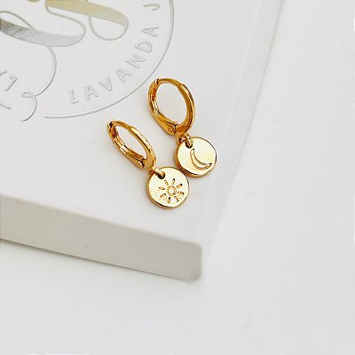 Brinco mini argola lua e sol em banho ouro 18k