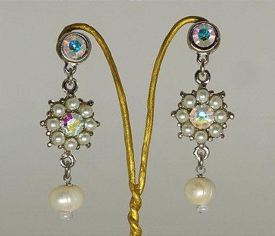 Brinco flor de strass base prata