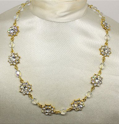 Colar flor de strass