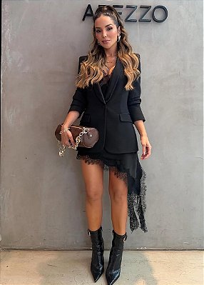 Slip Dress de Cetim Assimétrico com Aplicação de Renda