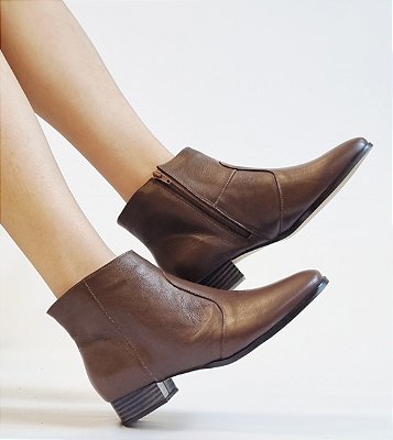 BOTA CONFORTO EM COURO 76986 CAFÉ CELTA / FORRAÇÃO INTERNA EM MALHA CACHARREL E CETIM / PALMILHA DUPLAMENTE ESPUMADA / SOLADO EMBORRACHADO