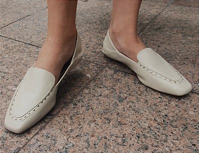 LOAFER EM COURO 79989 OFF WHITE /  TACHAS DOURADA
