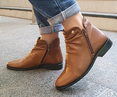 BOTA COURO 679 CARAMELO /  PLISSADA UM DETALHE COM MUITO ESTILO