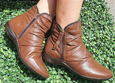 BOTA COURO 58112 CHOCOLATE / PLISSADA E DETALHE COM  ZIPER / ESTILO E CHARME