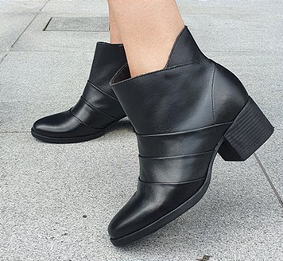 BOTA COURO 50720 PRETO / DETALHE EM DOBRAS