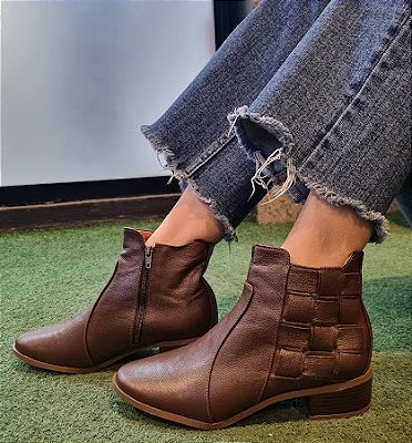 BOTA COURO 95905 CAFÉ / O BÁSICO COM ESTILO