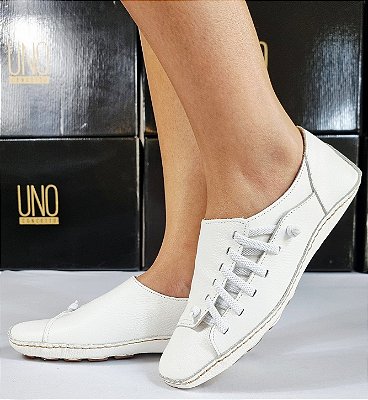 TÊNIS COURO ADH009 BRANCO / CADARÇO NA LATERAL EM ELÁSTICO FACILIANDO O CALCE / FORRAÇÃO INTERNA E TRASEIRA ACOLCHOADA / ESTILO SIM CONFORTO SEMPRE