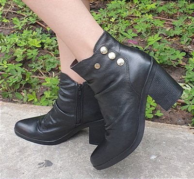 BOTA COURO 7002 PRETO / COM MEIA PATA PROPORCIONANDO MELHOR CONFORTO SOBRE SALTO / DETALHES EM METAL / UM CHARME
