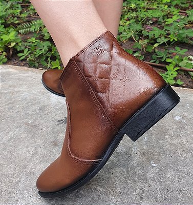 BOTA COURO 671 CARAMELO ESTONADO / DETALHE MONOGRAMA