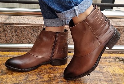 BOTA COURO 87171 MARROM ESTONADA / DETALHE RECORTES EM TIRAS / DOSE EXTRA DE BELEZA E CONFORTO NO SEU LOOK